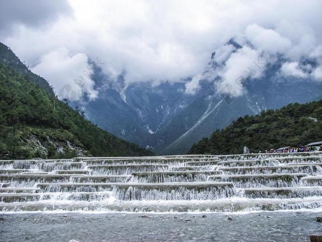自然壮美云雾群山流水山野旅游自然背景图片