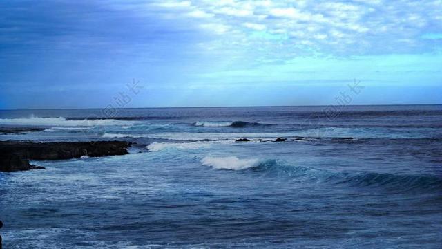 蓝色的天空和海浪背景图片