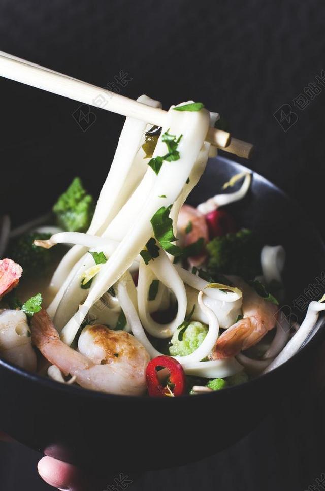 黑色筷子面条虾仁香菜大碗食物背景图片
