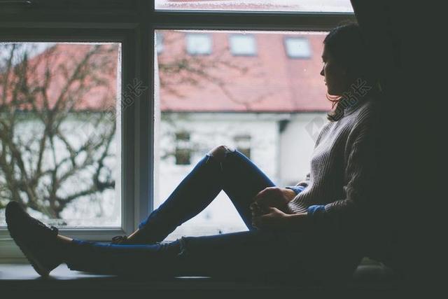 窗口视图 坐 在室内 女孩 女子 女性 放松 抑郁 思妇