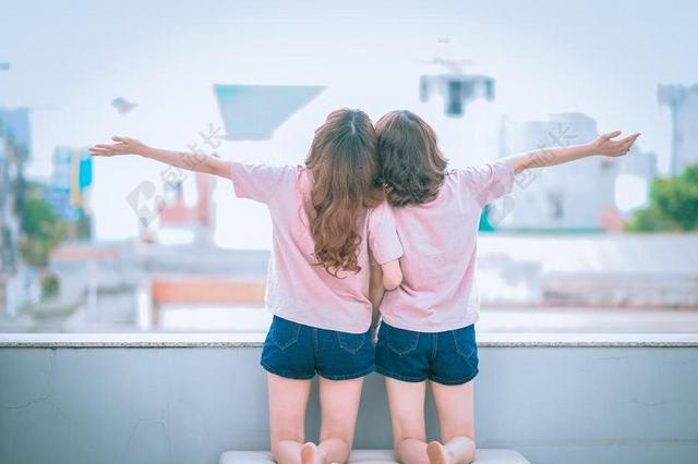 唯美女子合照背景图片