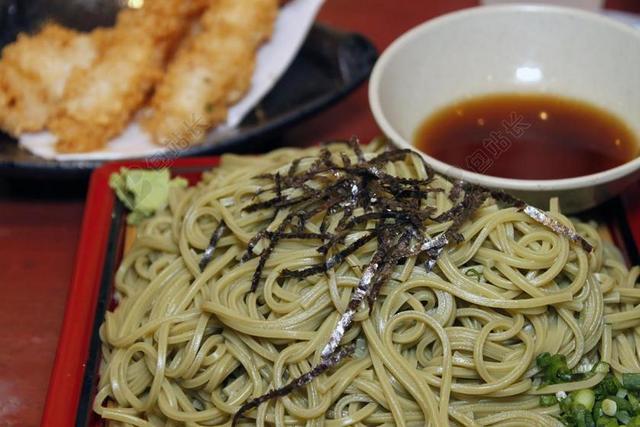 灰色日本美味亚洲美食天妇罗荞麦面海苔酱油背景图片
