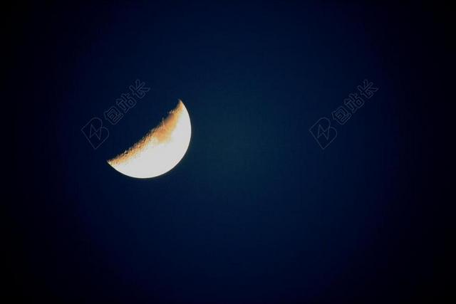 蓝色月亮月牙天空夜深人静夜晚的天空背景图片