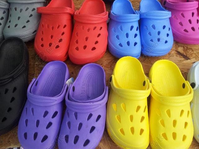 彩色丰富多彩颜色洞洞鞋小孩大人舒适散步背景图片