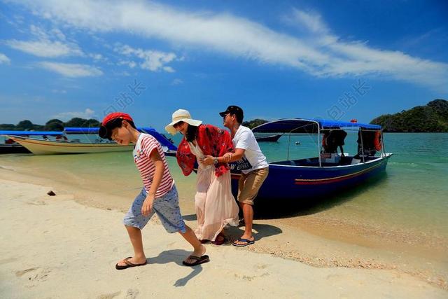 蓝色海滩家庭大海父母小孩旅游海边轮船悠闲生活背景图片