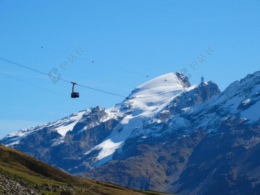 蓝色雪山山脉高山索道登山运动旅游背景图片