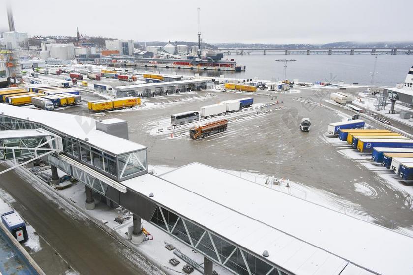 白色海港运输出口货运起重机卡车繁忙全球经济背景图片