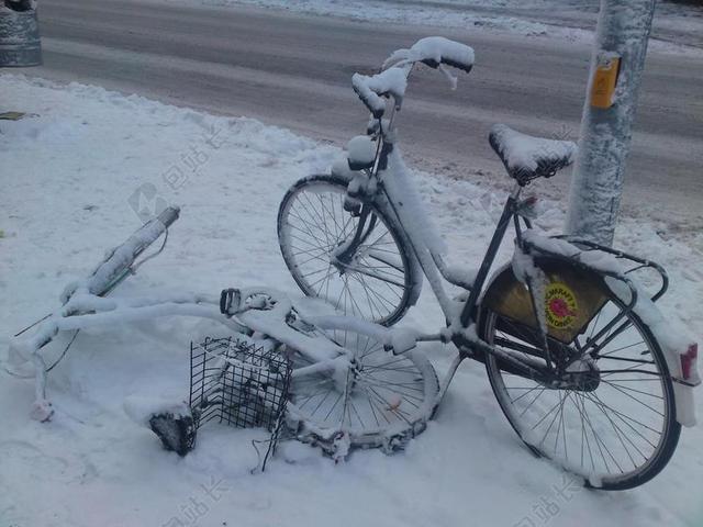清新街头白雪覆盖的自行车背景图片