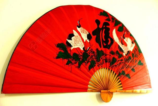 红色装饰喜庆墙山的大红仙鹤扇子扇子装饰背景图片