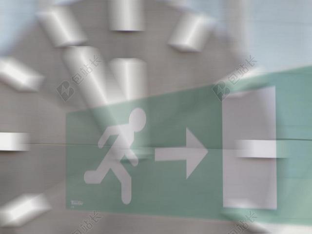 绿白标牌鲜明墙壁上的安全出口标牌指示牌子背景图片