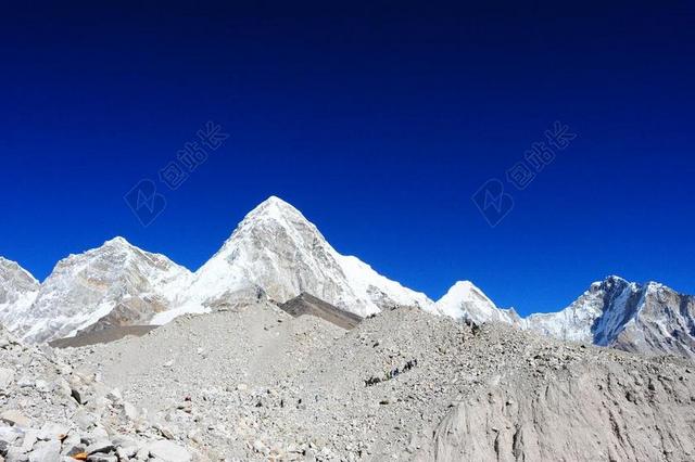 白蓝自然鲜明蓝天下的岩石山峰自然旅游背景图片