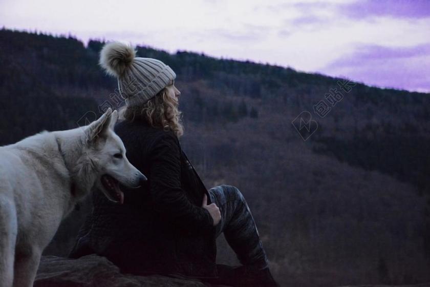 山顶上的女孩和狗背景图片