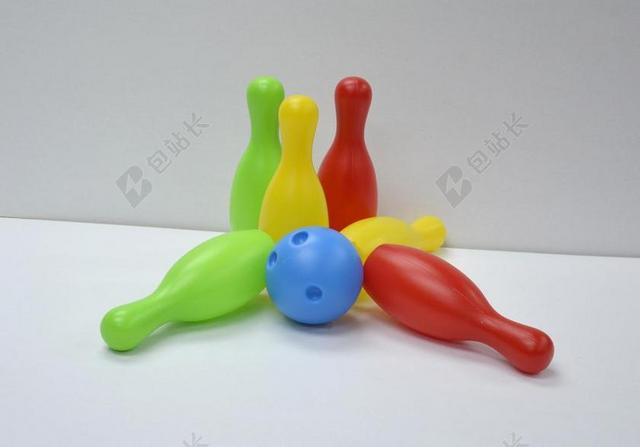 彩色玩具小巧多彩的保龄球玩具运动保龄球背景图片