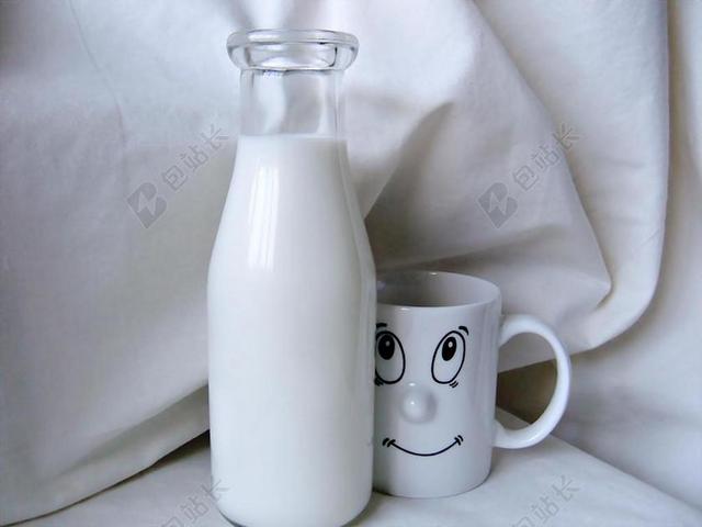 白色的牛奶和茶杯背景图片