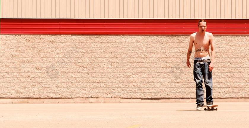 黄红运动热情墙面大街前的滑板者运动滑板街拍背景图片