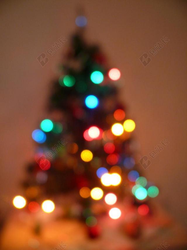 彩色光影模糊模糊的彩色圣诞树光影圣诞庆祝背景图片