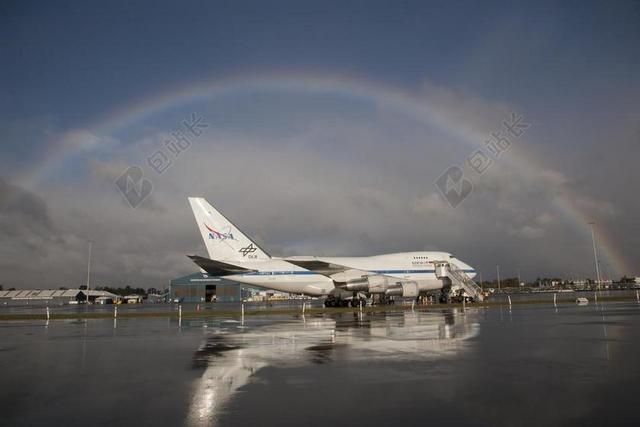航空现代蓝天彩虹地面上的飞机航空飞机背景图片
