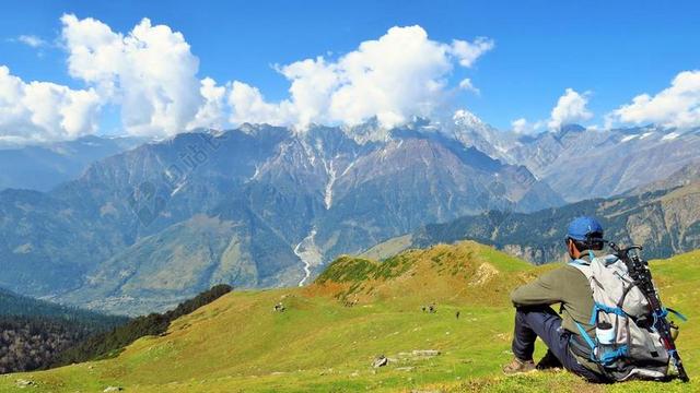 山坡上的旅人背景图片