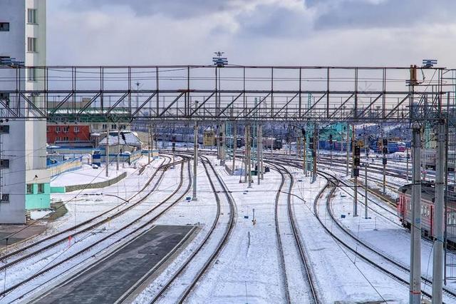 交通现代雪景下的的铁轨交通铁路背景图片