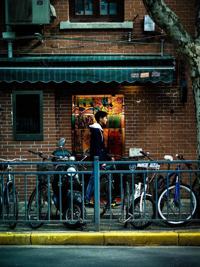 街景和谐大街上的店铺前的走过的男子街怕背景图片