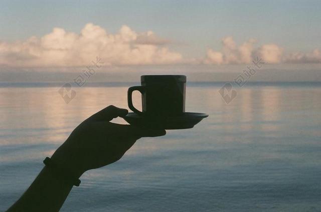 清新手拿咖啡杯的人背景图片