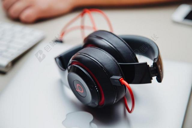 黑白音乐新颖黑色的头戴式耳机耳机音乐聆听背景图片