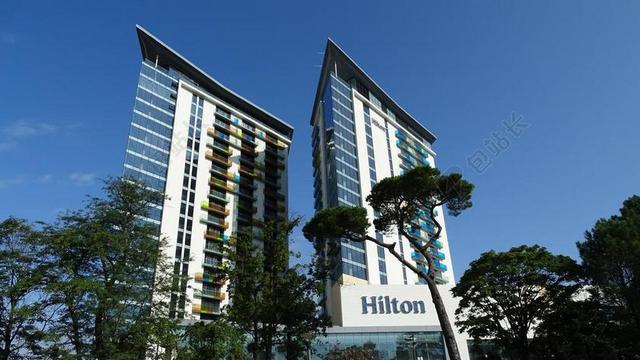 蓝色建筑现代蓝天下的大楼建筑设计背景图片