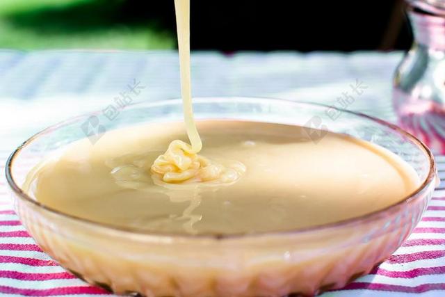 牛奶的女仆 甜的炼乳 糖牛奶 奶油 壳 玻璃杯 艰难 厚厚