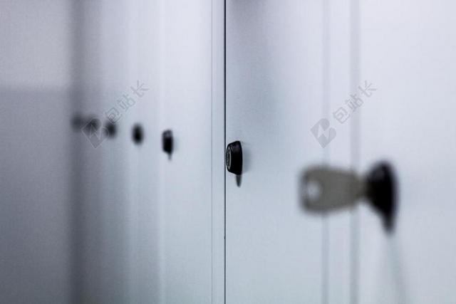 白黑锁白色柜子上的锁上锁安全背景图片