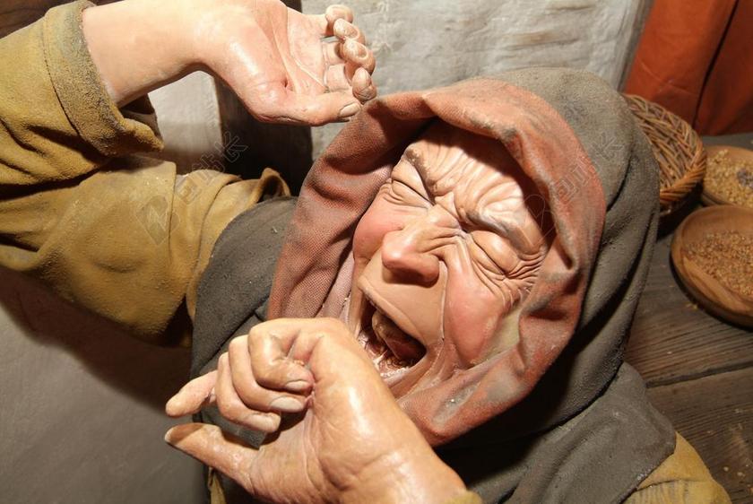 人物痛苦闭眼眉头紧皱的老人表情人物摄影背景图片