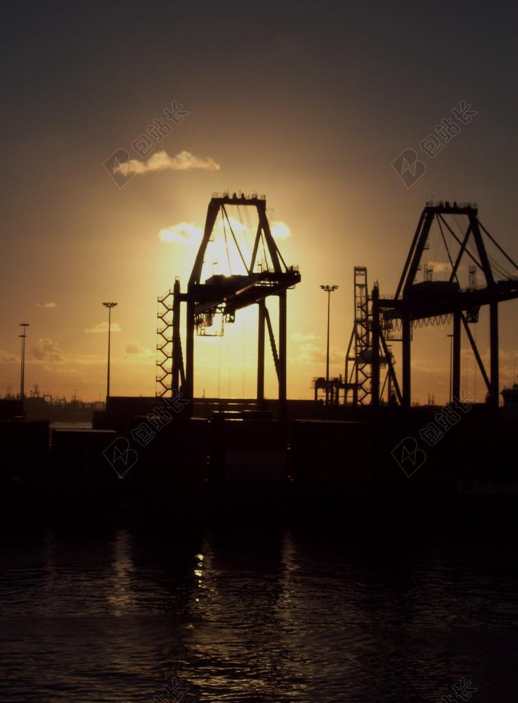 黄黑工业现代阳光下的钻孔机机械工业背景图片