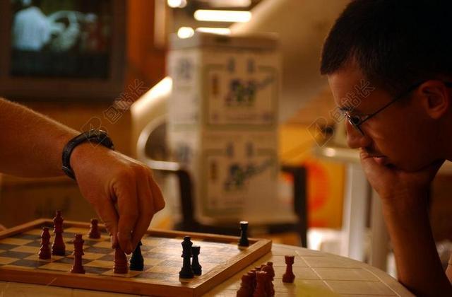 下象棋的男人背景图片
