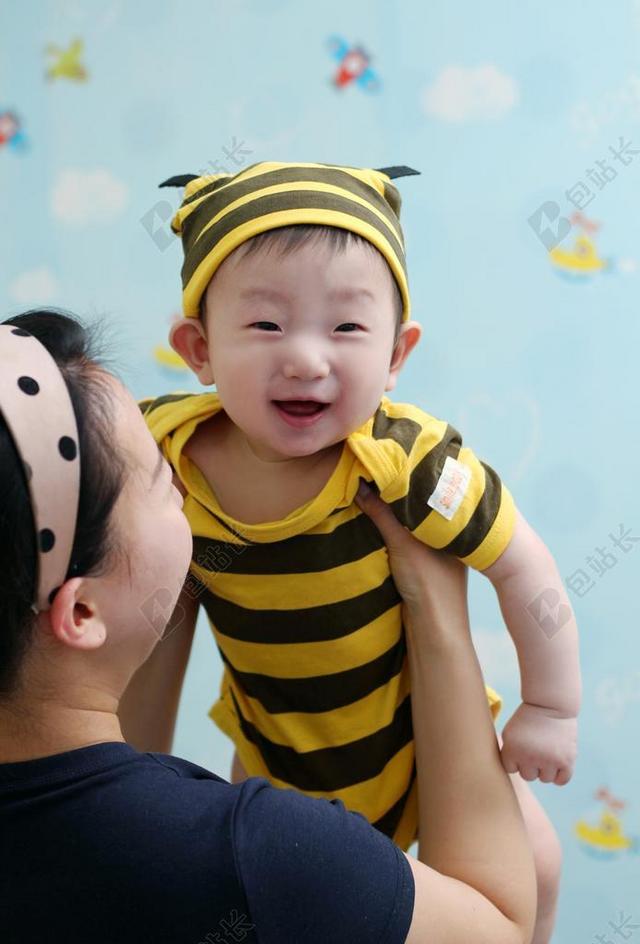 母亲的可爱的宝宝背景图片