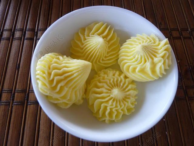 黄白食物美丽碗里面的黄油甜食食材背景图片