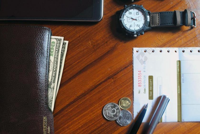 桌面整洁手表硬币钱包等桌面金钱交易背景图片