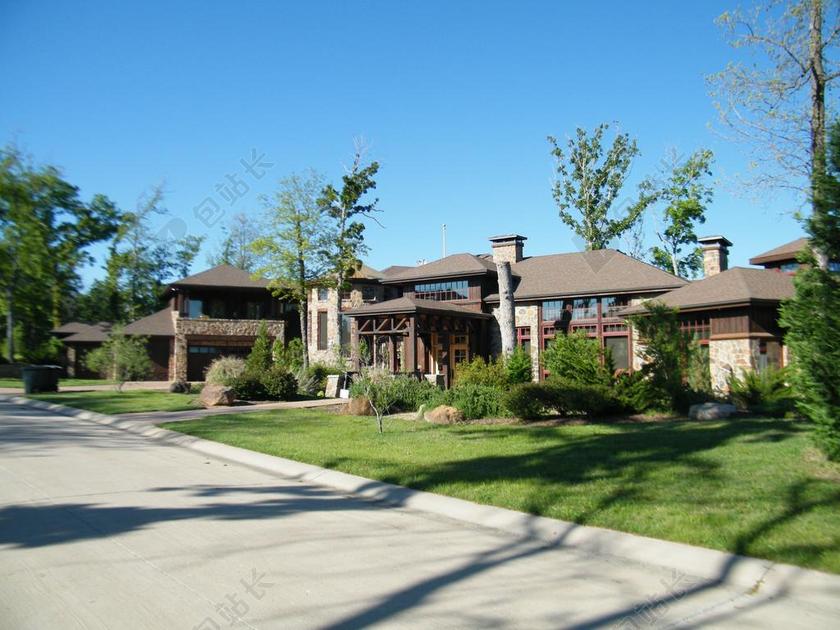 建筑欧式蓝天下草地边的房子建筑设计背景图片