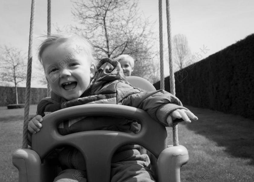 秋千上开心的孩子背景图片