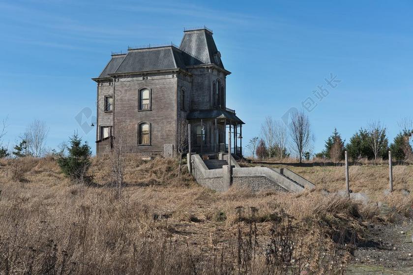 棕蓝建筑特色蓝天下野外的棕色房子建筑设计背景图片