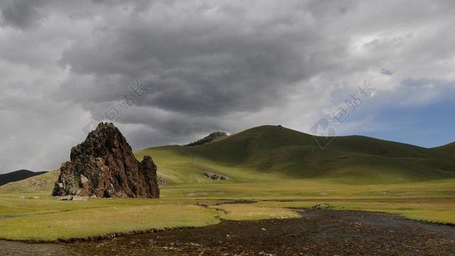 自然开阔乌云下的山野岩石等自然旅游山野背景图片