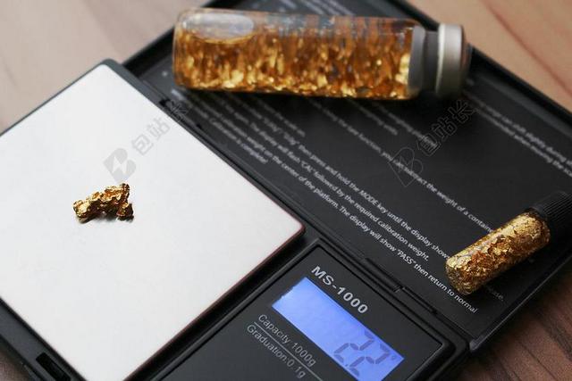 黄金珍惜正在称量的黄金称重黄金背景图片