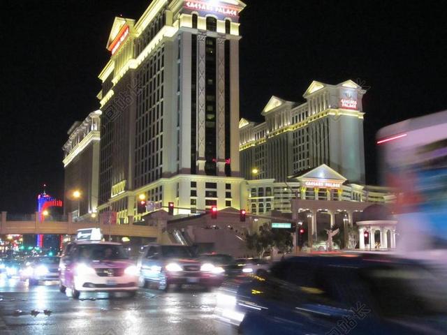 光影繁华夜幕下霓虹闪烁都市车流等城市夜景交通背景图片