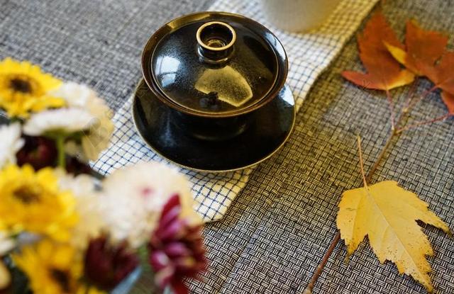 食物文艺落叶和茶碗饮茶茶水背景图片