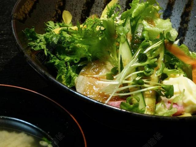 绿色餐饮美味蔬菜沙拉餐桌背景图片
