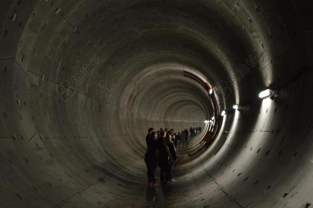 TUNNEN 轴 深度 深 人 徒步旅行 黑暗 施工 南北线