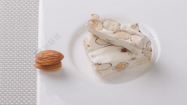 白色美味杏仁味牛轧糖餐桌背景图片