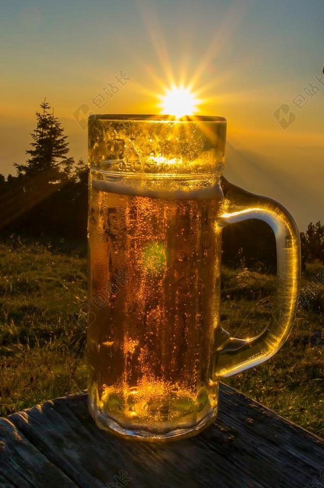 啤酒 阳光 山 山上的小屋 喝 传统 查看 休息