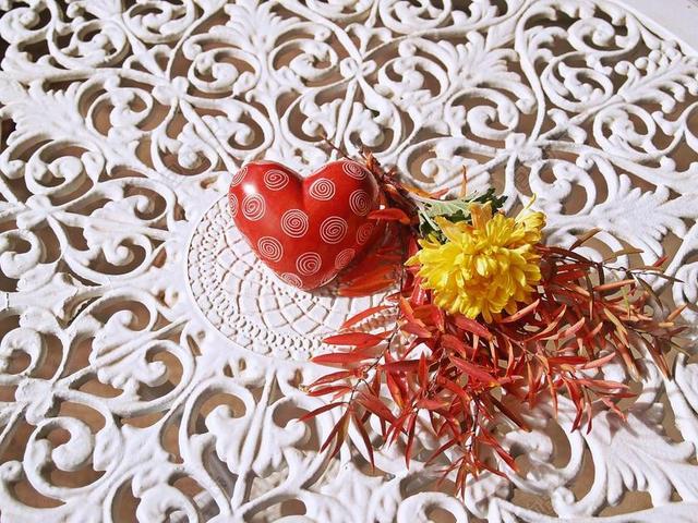 心 红色 铁花边 白 一束鲜花 叶子 菊花 黄色 秋 秋天