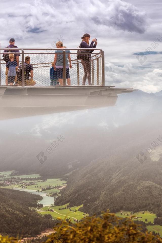 白色旅游唯美高山全景观景台背景图片