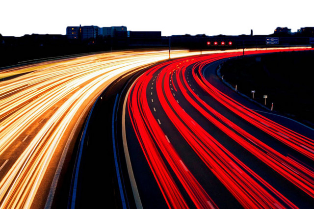 夜空下公路上的速度光线