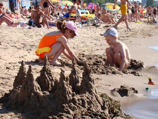彩色人物欢乐海边沙滩上玩沙子的小孩们儿童玩乐旅游背景图片